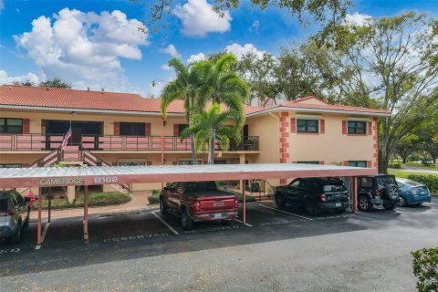 Condo in Saint Petersburg, Florida, 2 bedrooms  № 2396207 - photo 2