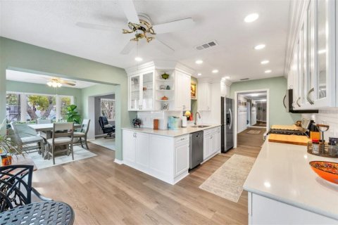 Condo in Saint Petersburg, Florida, 2 bedrooms  № 2396207 - photo 16