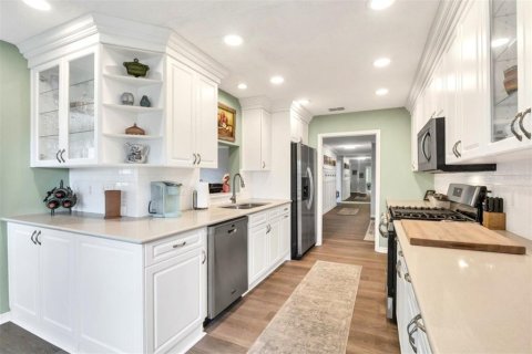 Condo in Saint Petersburg, Florida, 2 bedrooms  № 2396207 - photo 18