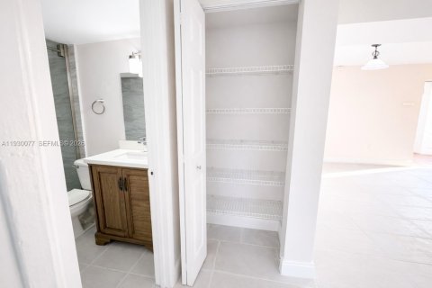 Снять в аренду кондоминиум в Плантация, Флорида 2 спальни, 98.2м2, № 1988909 - фото 18