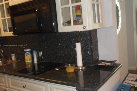 Condo in Miami Beach, Florida, 1 bedroom № 1818369 - photo 5