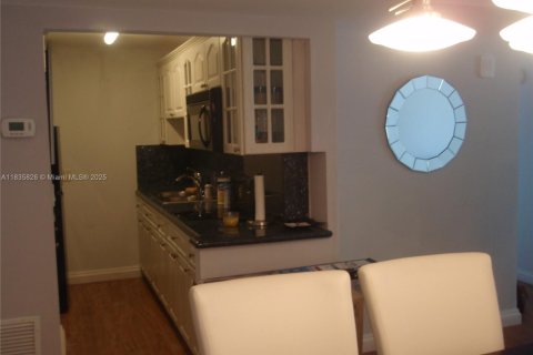 Condo in Miami Beach, Florida, 1 bedroom № 1818369 - photo 3