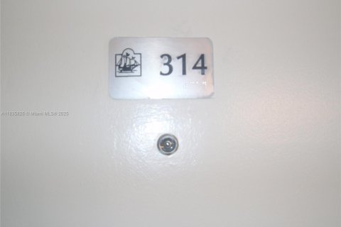 Condo in Miami Beach, Florida, 1 bedroom № 1818369 - photo 1