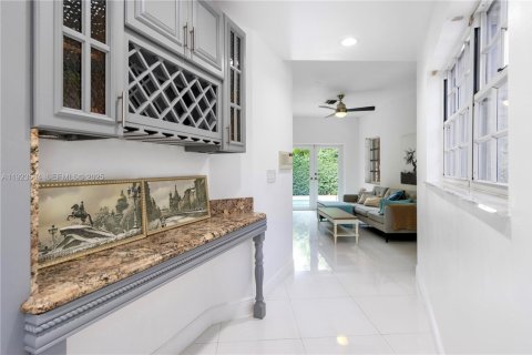 House in Coral Gables, Florida 4 bedrooms, 258.92 sq.m. № 1977483 - photo 10