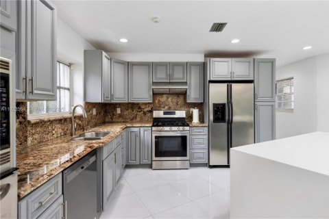 House in Coral Gables, Florida 4 bedrooms, 258.92 sq.m. № 1977483 - photo 8