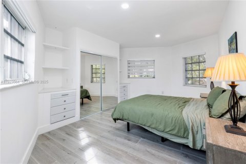 House in Coral Gables, Florida 4 bedrooms, 258.92 sq.m. № 1977483 - photo 21