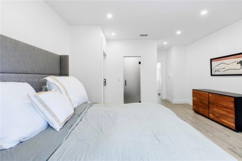 House in Coral Gables, Florida 4 bedrooms, 258.92 sq.m. № 1977483 - photo 19