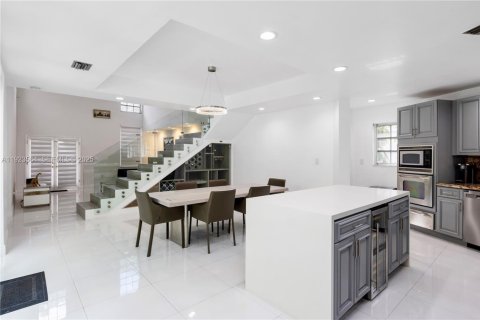 House in Coral Gables, Florida 4 bedrooms, 258.92 sq.m. № 1977483 - photo 9