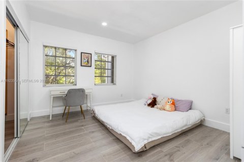 House in Coral Gables, Florida 4 bedrooms, 258.92 sq.m. № 1977483 - photo 24