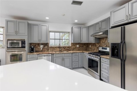 House in Coral Gables, Florida 4 bedrooms, 258.92 sq.m. № 1977483 - photo 6