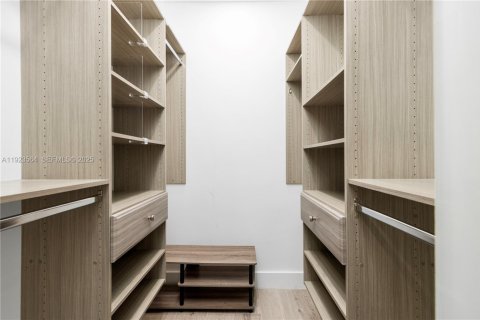 House in Coral Gables, Florida 4 bedrooms, 258.92 sq.m. № 1977483 - photo 20