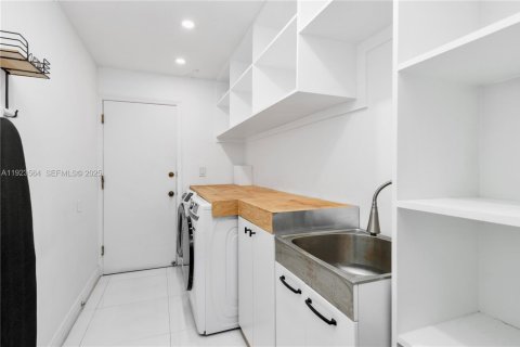 House in Coral Gables, Florida 4 bedrooms, 258.92 sq.m. № 1977483 - photo 25