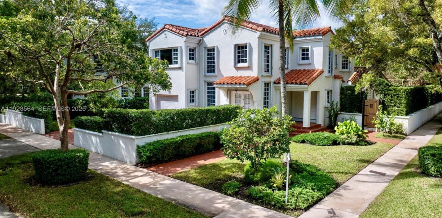 House in Coral Gables, Florida 4 bedrooms, 258.92 sq.m. № 1977483