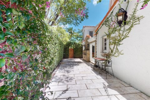 House in Coral Gables, Florida 4 bedrooms, 258.92 sq.m. № 1977483 - photo 30