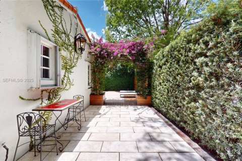 House in Coral Gables, Florida 4 bedrooms, 258.92 sq.m. № 1977483 - photo 29