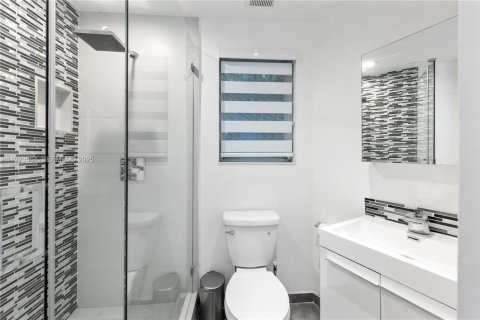 House in Coral Gables, Florida 4 bedrooms, 258.92 sq.m. № 1977483 - photo 14