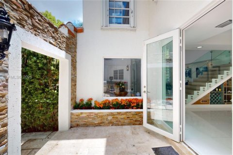 House in Coral Gables, Florida 4 bedrooms, 258.92 sq.m. № 1977483 - photo 27