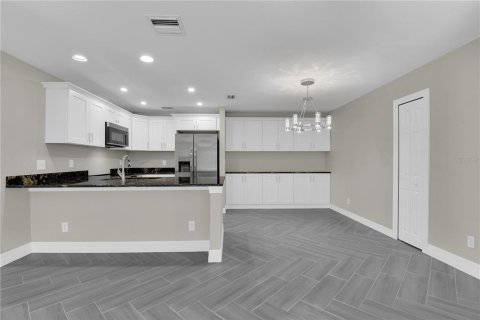 Commercial property in Cape Coral, Florida 4 bedrooms, 207.08 sq.m. № 2411612 - photo 4