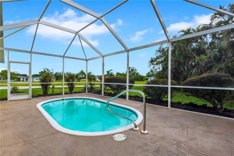 Commercial property in Cape Coral, Florida 4 bedrooms, 207.08 sq.m. № 2411612 - photo 19