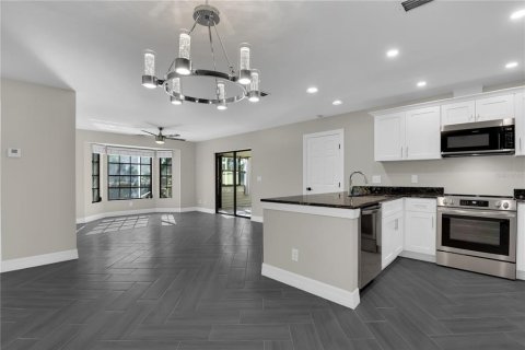 Commercial property in Cape Coral, Florida 4 bedrooms, 207.08 sq.m. № 2411612 - photo 5