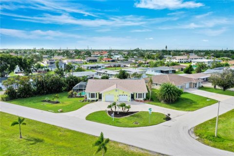 Commercial property in Cape Coral, Florida 4 bedrooms, 207.08 sq.m. № 2411612 - photo 2