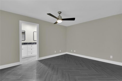 Commercial property in Cape Coral, Florida 4 bedrooms, 207.08 sq.m. № 2411612 - photo 12