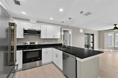 Commercial property in Cape Coral, Florida 4 bedrooms, 207.08 sq.m. № 2411612 - photo 25