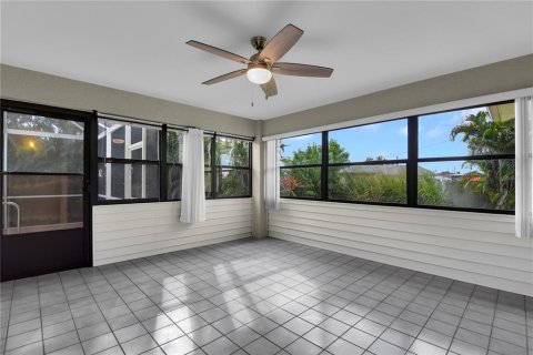 Commercial property in Cape Coral, Florida 4 bedrooms, 207.08 sq.m. № 2411612 - photo 10