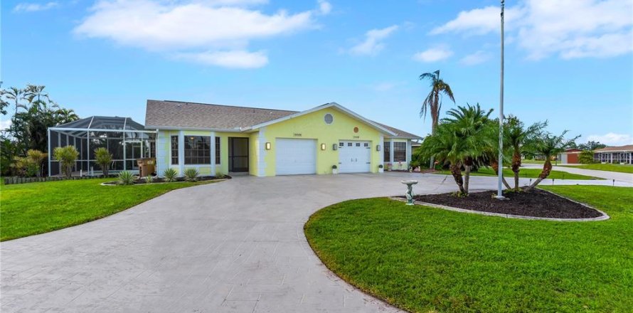 Commercial property in Cape Coral, Florida 4 bedrooms, 207.08 sq.m. № 2411612