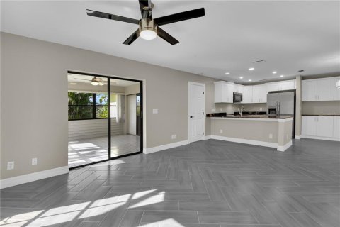 Commercial property in Cape Coral, Florida 4 bedrooms, 207.08 sq.m. № 2411612 - photo 8