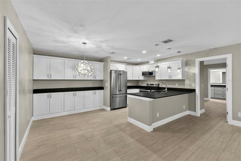 Commercial property in Cape Coral, Florida 4 bedrooms, 207.08 sq.m. № 2411612 - photo 23