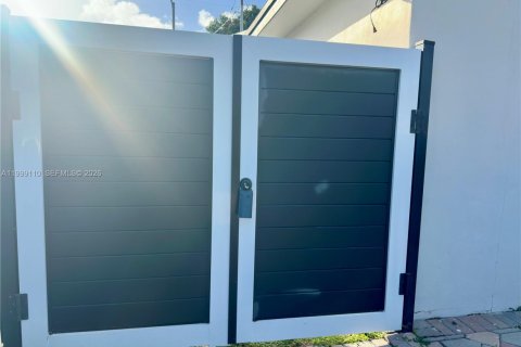 Immobilier commercial à louer à Cutler Bay, Floride: 1 chambre, 37.16 m2 № 2061003 - photo 2