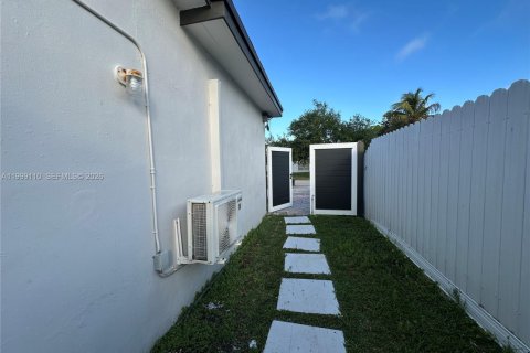 Immobilier commercial à louer à Cutler Bay, Floride: 1 chambre, 37.16 m2 № 2061003 - photo 11