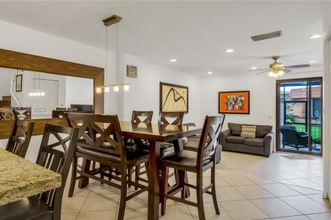 Touwnhouse à vendre à Pembroke Pines, Floride: 3 chambres, 136.75 m2 № 2249440 - photo 5
