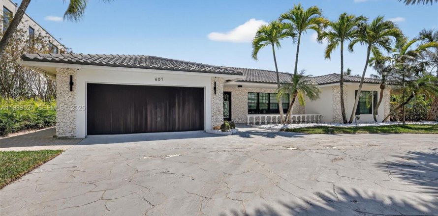 Villa ou maison à Hallandale Beach, Floride 5 chambres, 277.59 m2 № 2059316