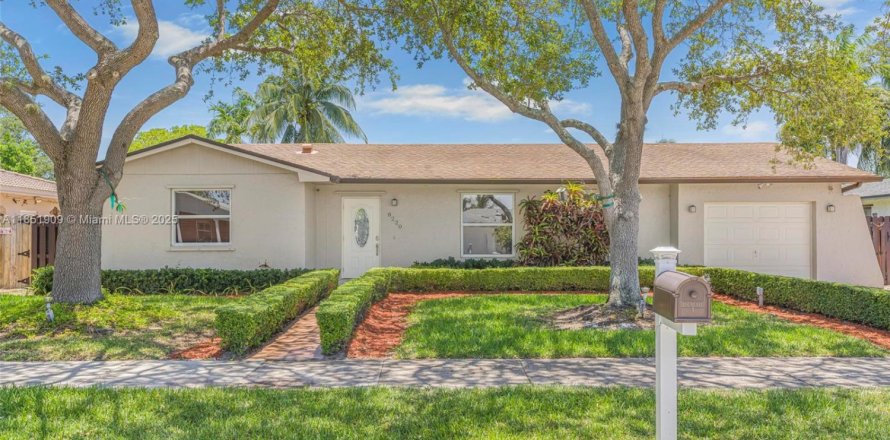 House in Cutler Bay, Florida 3 bedrooms, 131.36 sq.m. № 1859206