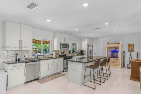 House in Cutler Bay, Florida 3 bedrooms, 131.36 sq.m. № 1859206 - photo 9