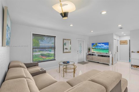 House in Cutler Bay, Florida 3 bedrooms, 131.36 sq.m. № 1859206 - photo 7