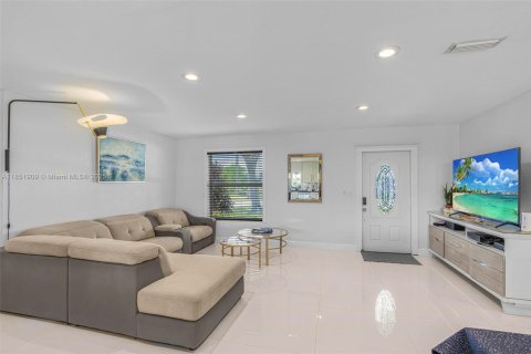 House in Cutler Bay, Florida 3 bedrooms, 131.36 sq.m. № 1859206 - photo 6