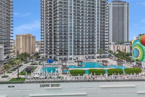 Copropriété à vendre à Hallandale Beach, Floride: 2 chambres, 145.95 m2 № 1954765 - photo 4