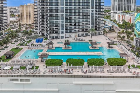 Copropriété à vendre à Hallandale Beach, Floride: 2 chambres, 145.95 m2 № 1954765 - photo 1