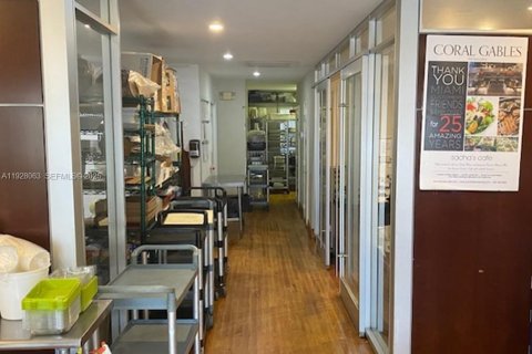 Commercial property in Coral Gables, Florida № 1986895 - photo 4