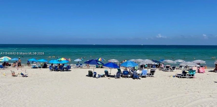 Кондоминиум с 2 спальнями в Холливуд, Флорида № 1980125