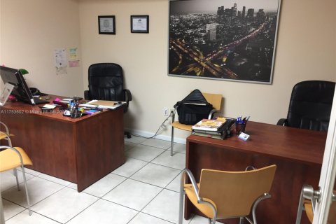 Immobilier commercial à vendre à Doral, Floride № 1937044 - photo 6