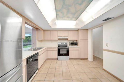 House in Pembroke Pines, Florida 4 bedrooms, 168.34 sq.m. № 1880281 - photo 16