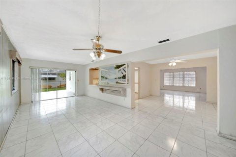House in Pembroke Pines, Florida 4 bedrooms, 168.34 sq.m. № 1880281 - photo 22