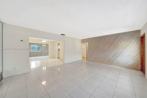 House in Pembroke Pines, Florida 4 bedrooms, 168.34 sq.m. № 1880281 - photo 10
