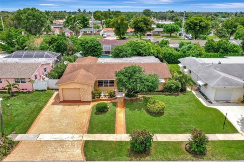 House in Pembroke Pines, Florida 4 bedrooms, 168.34 sq.m. № 1880281 - photo 1