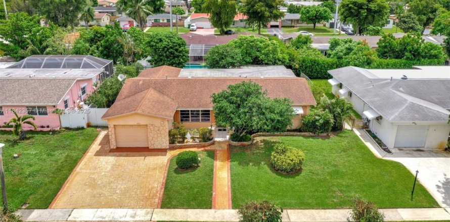 House in Pembroke Pines, Florida 4 bedrooms, 168.34 sq.m. № 1880281