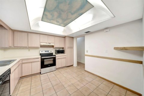 House in Pembroke Pines, Florida 4 bedrooms, 168.34 sq.m. № 1880281 - photo 15